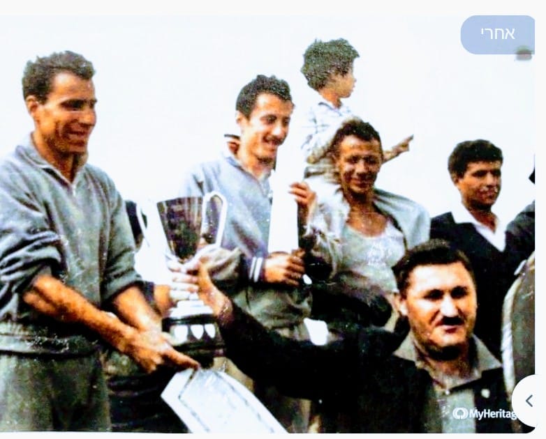 ישראל פז מעניק את הגביע לדוד שמחוני בהקפת התבור ה-14 ב-1966. מימינו של שמחוני הזוכים במקומות השני והשלישי מירון האס ויוסף צברי, עם בתו על כתפיו. התמונה באדיבות "סטודיו הידידים"