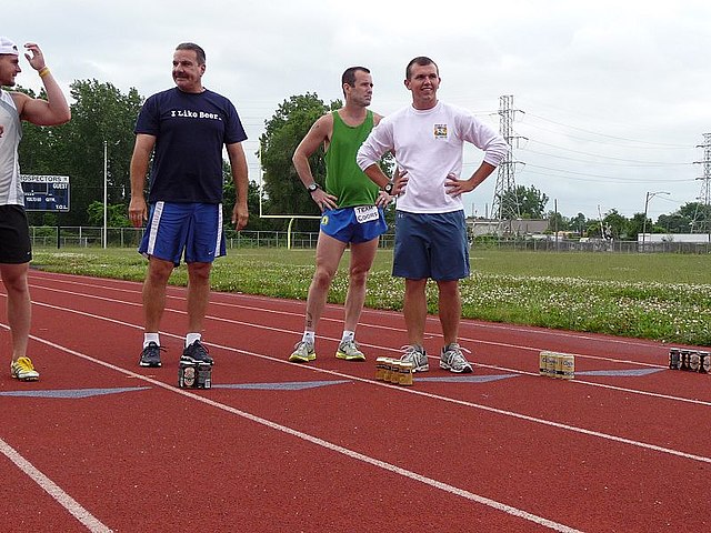 משתתפים לפני הזינוק למירוץ beer mile בו עליהם לשתות פחית בירה לפני כל הקפה של המסלול