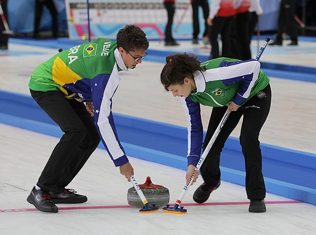 נערה ונער מברזיל במשחק קרלינג