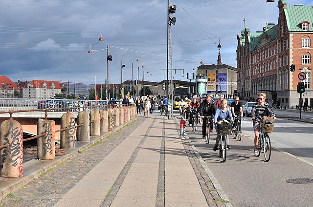 רוכבים בשביל אופניים בקופנהגן בירת דנמרק