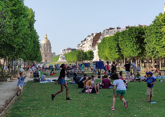 ילדים משחקים בכדור בפארק בפאריז