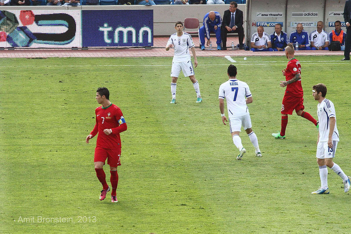 התמונה מהמשחק של ישראל נגד פורטוגל באצטדיון רמת גן בחודש מרס 2013. משמאל לימין: כריסטיאנו רונאלדו, מאור מליקסון, בירם כיאל, ראול מיירלש, שרן ייני