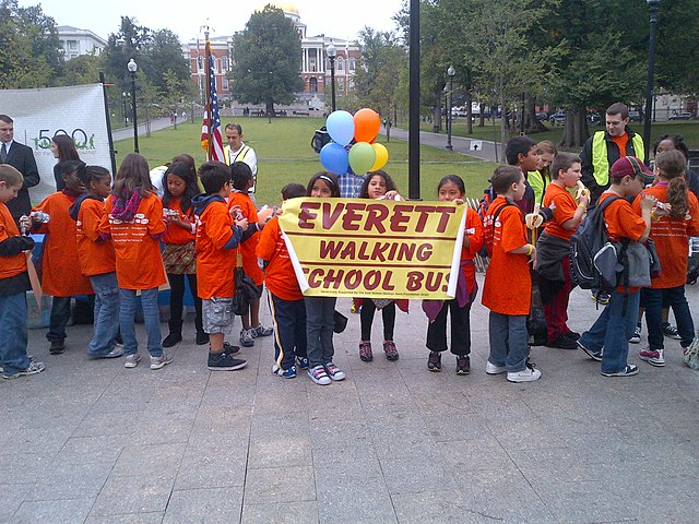 ילדים בארה"ב בהליכה מאורגנת לבית הספר