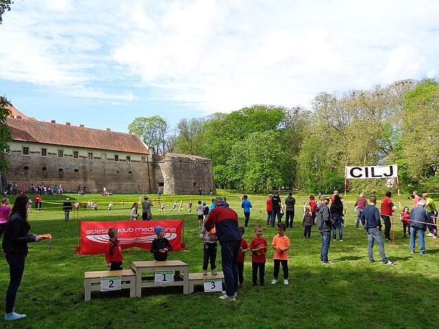 הענקת הפרסים למנצחים במרוץ שדה לילדי גן וכיתה א' בקרואטיה. מרחק הריצה היה כ-400 מטר