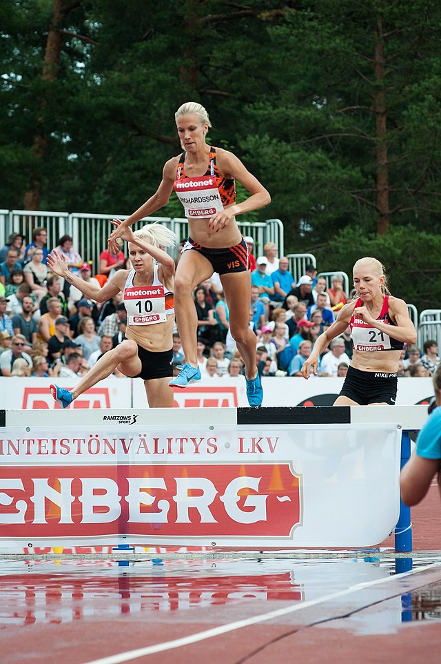 3 אתלטיות מפינלנד בעת אליפות המדינה בריצת 3000 מטר מכשולים בשנת 2