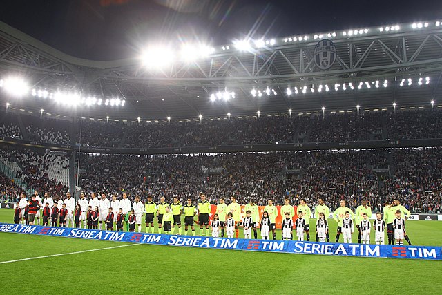 שחקני הקבוצות יובנטוס, בתלבושת הלבנה משמאל וגנואה, לפני משחק בליגת הכדורגל הראשונה באיטליה בשנת 2017