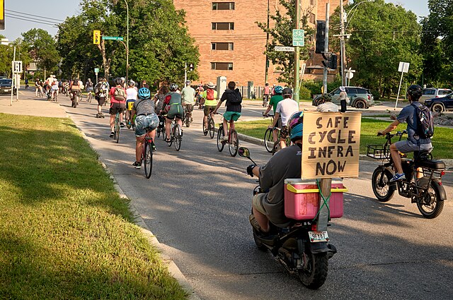 רכיבת הפגנה למען הגברת בטיחות הרכיבה על אופניים בעיר ויניפג שבקנדה בקיץ 2024