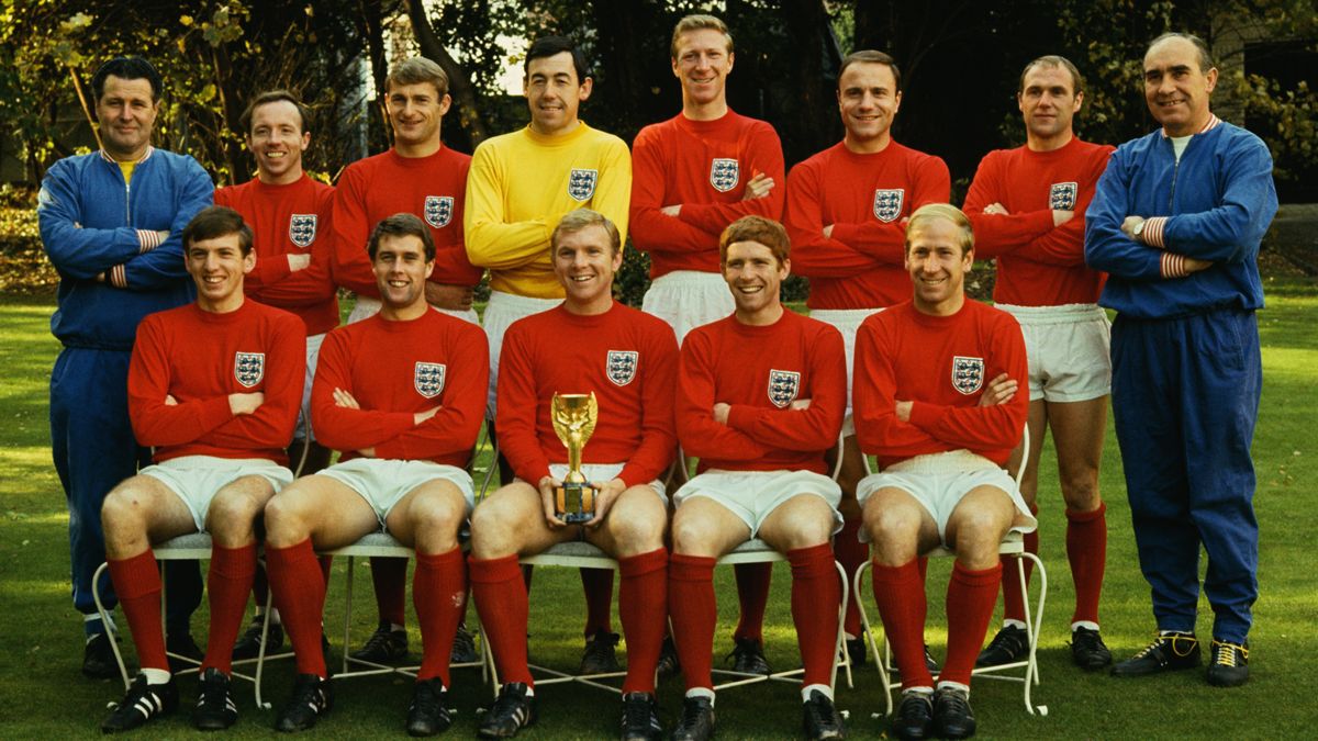 11 הכדורגלנים שייצגו את אנגליה בגמר הגביע העולמי בכדורגל בשנת 1966. עומדים משמאל לימין: הרולד שפרדסון (עוזר המאמן), נובי סטילס, רוג'ר האנט, גורדון בנקס, ג'קי צ'רלטון, ג'ורג' כהן, ריי וילסון, אלף רמזי (מאמן). יושבים משמאל לימין: מרטין פיטרס, ג'ף הרסט, בובי מור אלאן בול, בובי צ'רלטון.