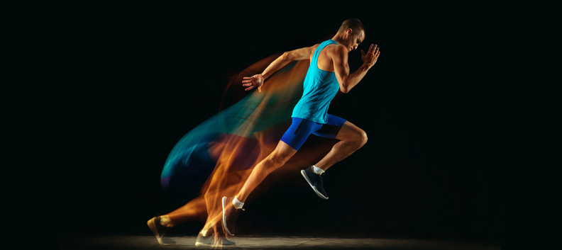 מגזין בתנועה- בתמונה איש-רץ-על-רקע-שחור