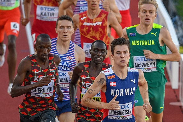 ריצת הגמר ל-1500 מטר באליפות העולם 2022. משמאל לימין: טימוטי צ'ריוט, ג'ק וייטמן, אבל קיפסנג, יקוב אינגבריגטסן, סטיוארט מק סויין