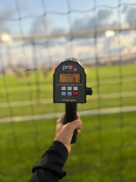 מהירות מעוף הכדור נמדדה באמצעות אקדח מהירות.