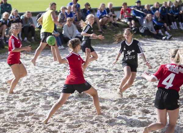 נערות בדנמרק בטורניר כדוריד חופים. התמונה מהאתר: https://www.dronninglundcup.com