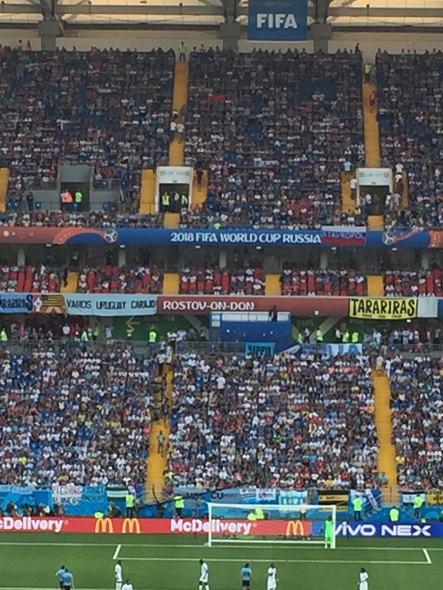 פרסומות באצטדיון במהלך משחק בגביע העולמי 2018