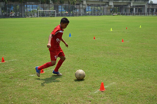 כדורגלן צעיר בתרגיל כדרור
