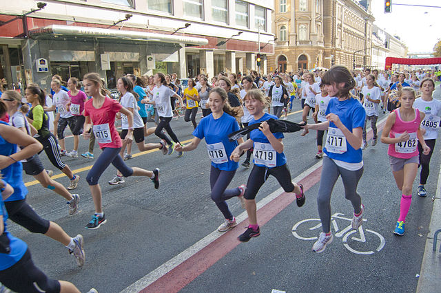 בני נוער בסלובניה במהלך מרוץ בעיר הבירה לובליאנה בשנת 2013