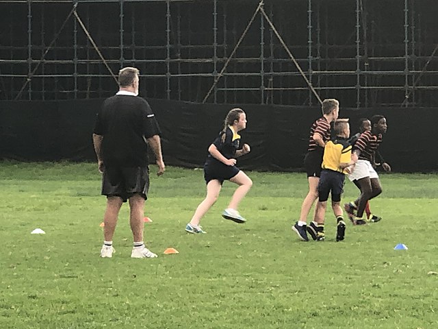 ילדה ובנים באימון רוגבי