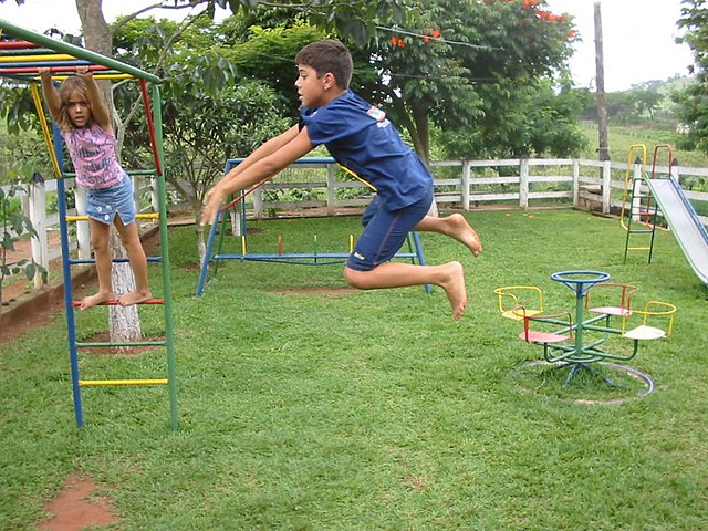 ילדים בגן משחקים בברזיל