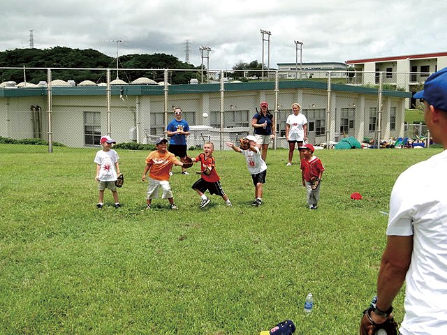 ילדים מתרגלים תפיסת כדור בייסבול