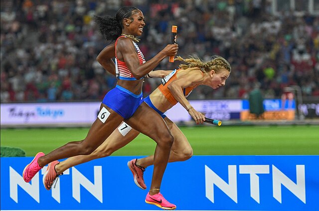 אלכסיס הולמס מארה"ב חולפת על פני פמקה בול המועדת בסיום ריצת 4X400 מטר מיקס באליפות העולם 2023