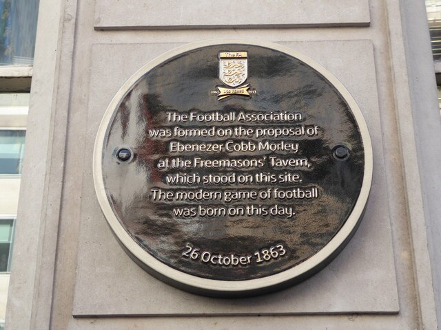 שלט המציין את מקום כינוסה של האסיפה לייסוד התאחדות הכדורגל באנגליה