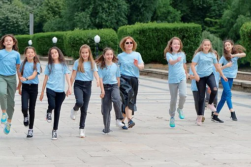 תלמידים ומורתם במהלך ה"מייל היומי"