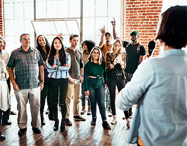 הנחיית קבוצות באמצעות יצירת סרטים בגישת תקשורת מקדמת