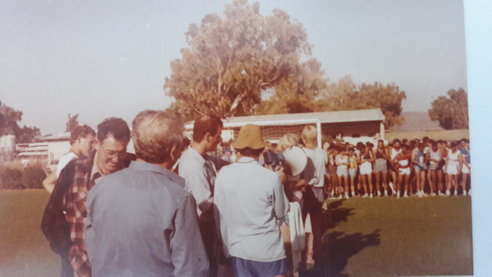 דני שור מזניק את המרוץ ממגרש הכדורגל בקיבוץ בית אלפא