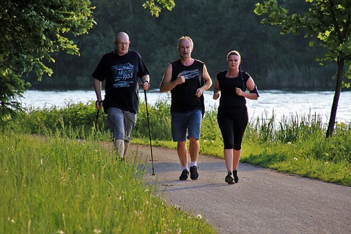 הליכה ליד אגם