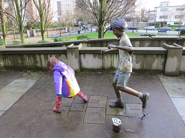 ילדה משחקת קלאס