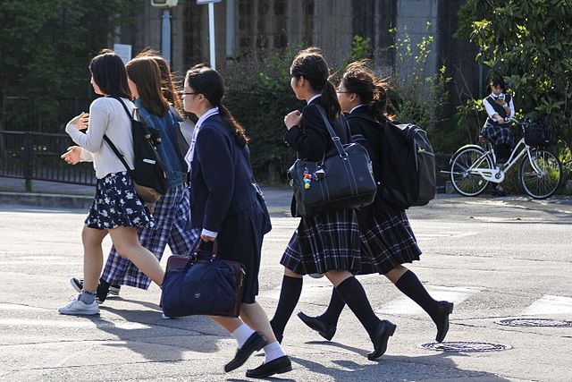 ילדות ביפן הולכות לבית הספר