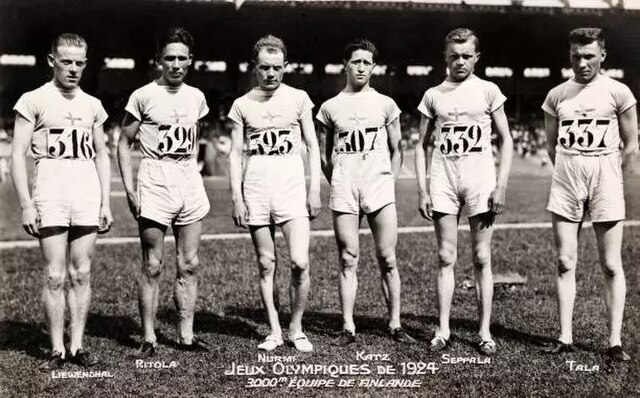 הרצים שייצגו את פינלנד בריצה הקבוצתית ל-3000 מטרים במשחקי פריז 1924. אלו כץ רביעי משמאל, מספר 307