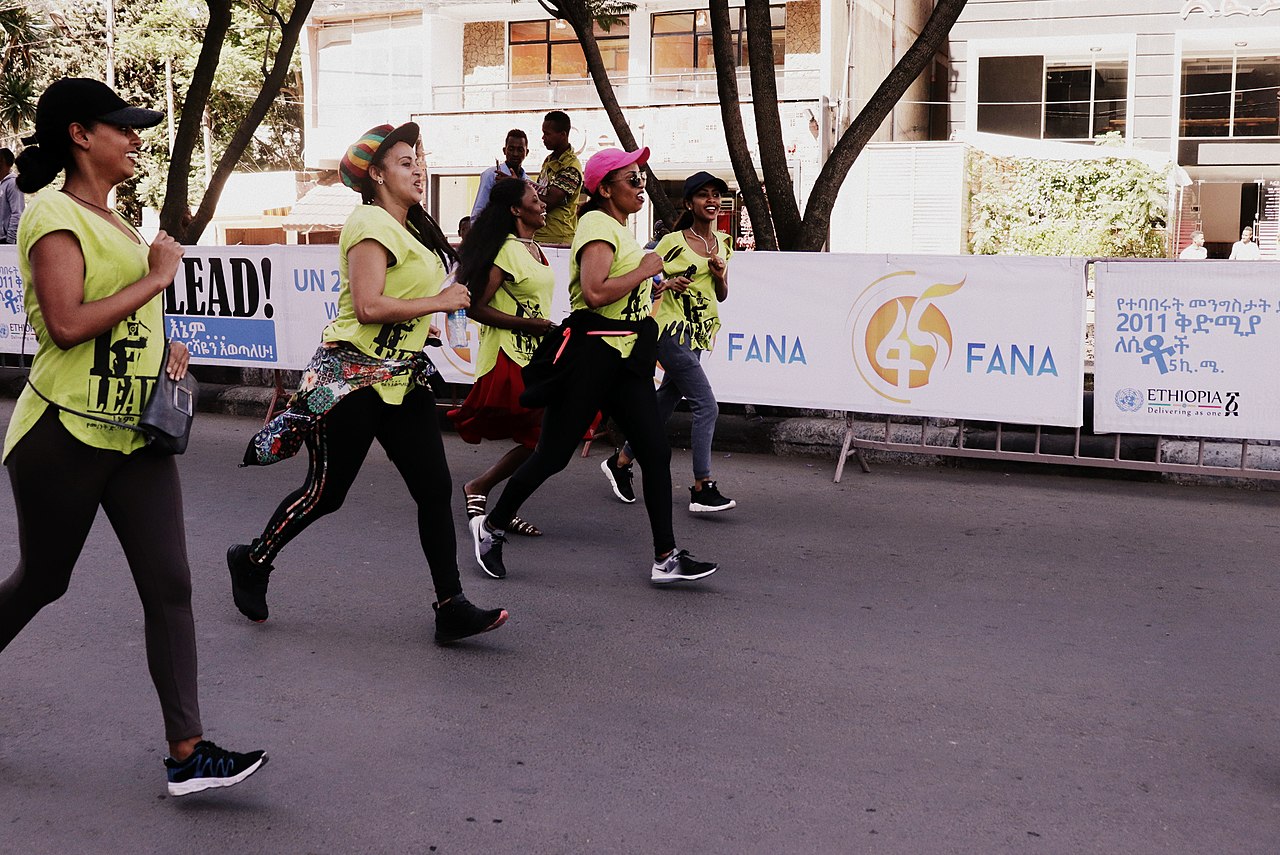 נשים בהליכה