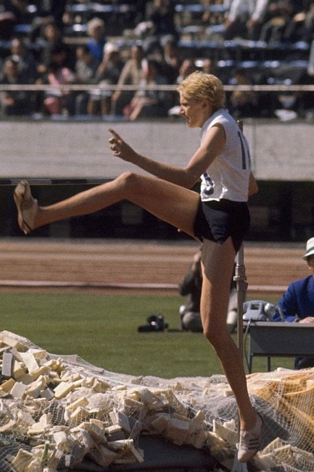 יולנדה באלאס במשחקי טוקיו 1964, שימו לב למשטח הנחיתה....