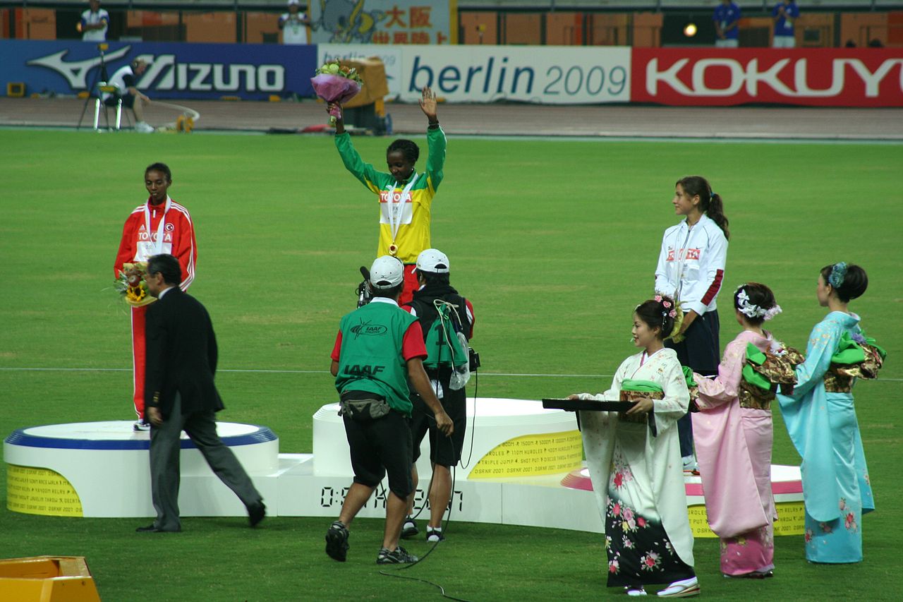 דוכן המנצחות באליפות העולם 2007. מימין: קארה גאוצ'ר, טירונש דיבאבא ואלבן אביליגסה, שהמדליה נשללה ממנה יותר מאוחר