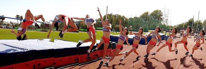 עבודת ידיים בסגנון פוסברי עם יד אחת נשלחת קדימה