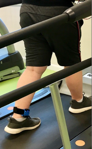 אדם עם עודף משקל הולך על מסילה