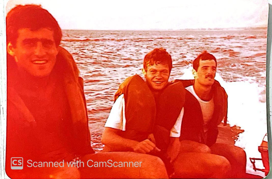 על סירה בסדרה בכנרת במסגרת קורס מדא"ג. משמאל לימין: דורון גלפנד, איסר רביץ, יורם אהרוני