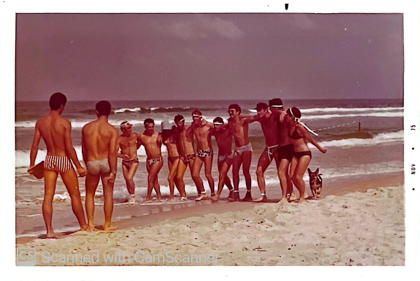 סגל ההדרכה של בה"ד 8 באמצע שנות השבעים ביום ספורט טבלאי בחוף פולג במסגרת קורס מדא"ג. מימין לשמאל: יפה שושני, יורם אהרוני, דני פרנקל, זאב מאירסון, חיים תל אביבי, מוטי טלר, הנרי תם, אנדרה אביגל, יוסי גולן, שלמה טוראל. עם הגב למצלמה שני חניכים בקורס ששימשו כשופטים